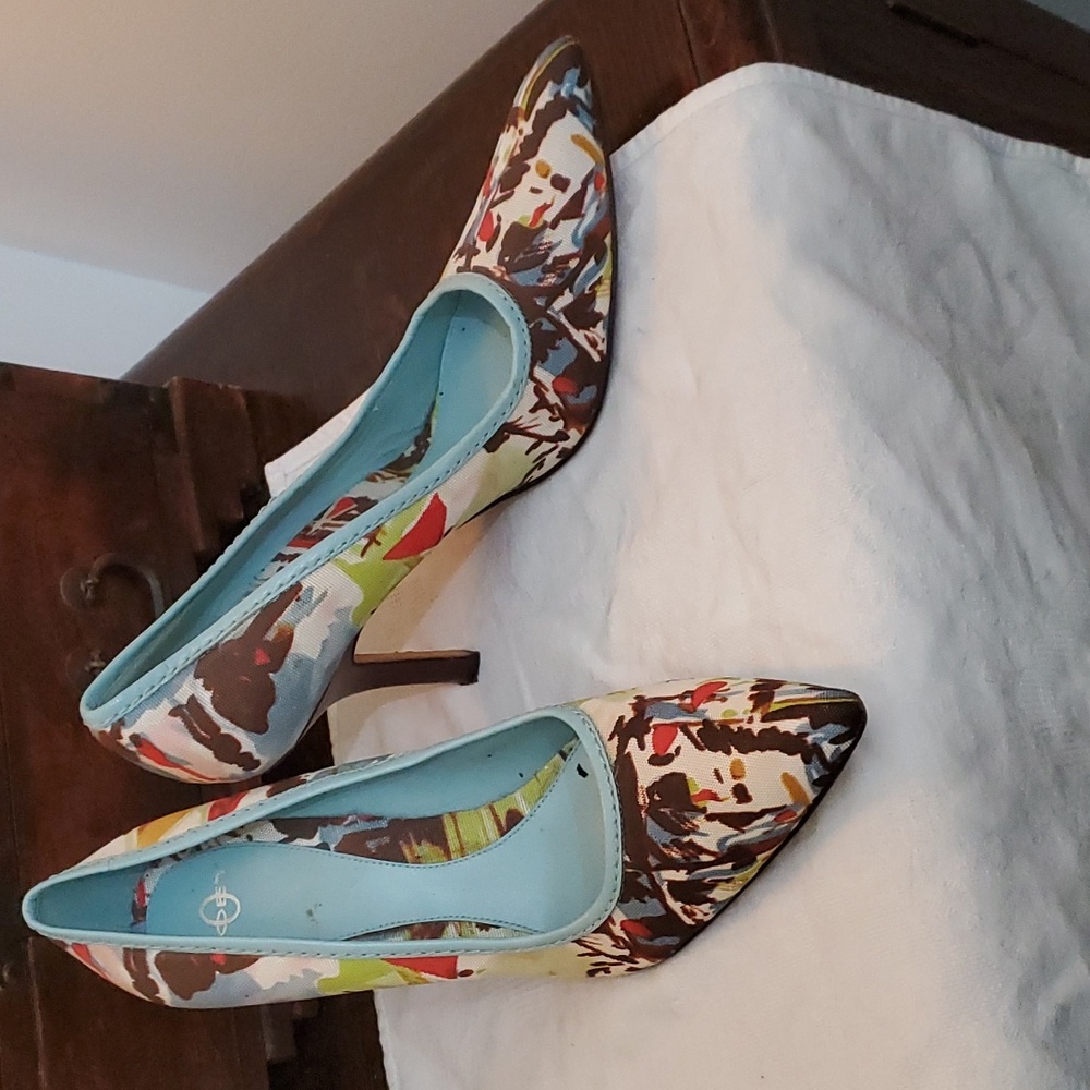 Joey abstract print canvas and leather pumps